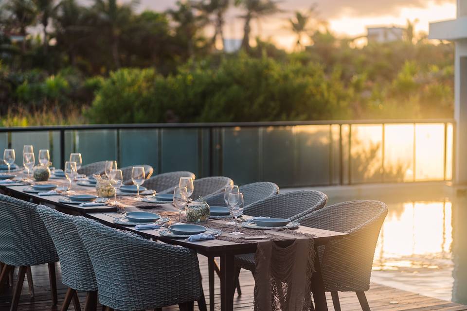 Montaje de mesa y sillas al atardecer