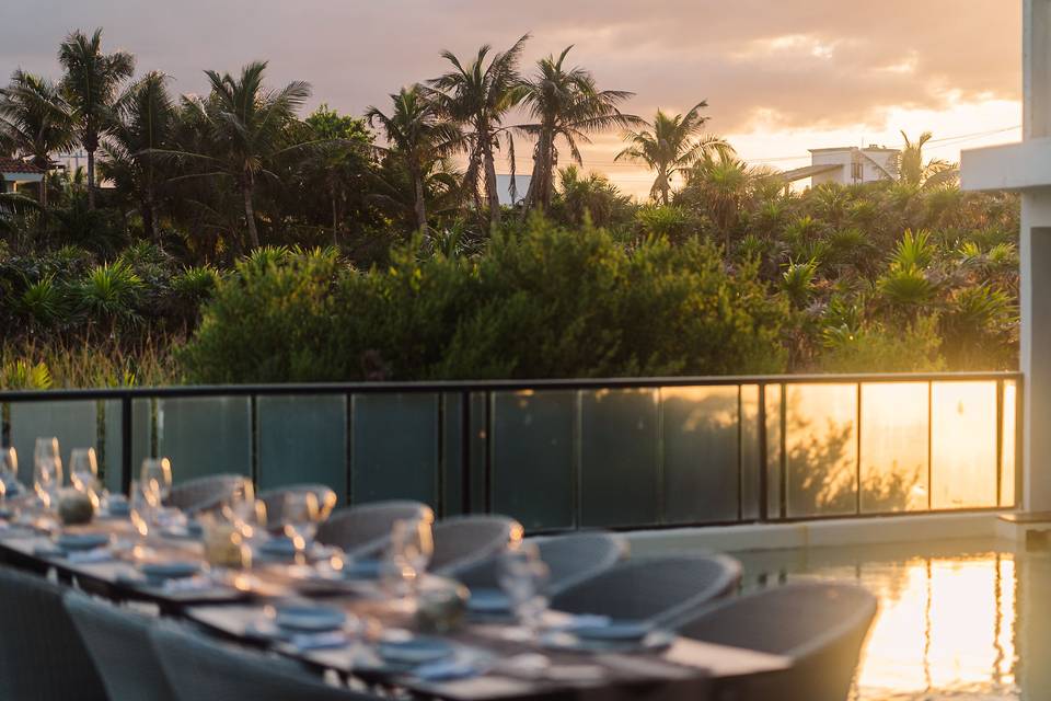 Montaje de mesa en una terraza al atardecer