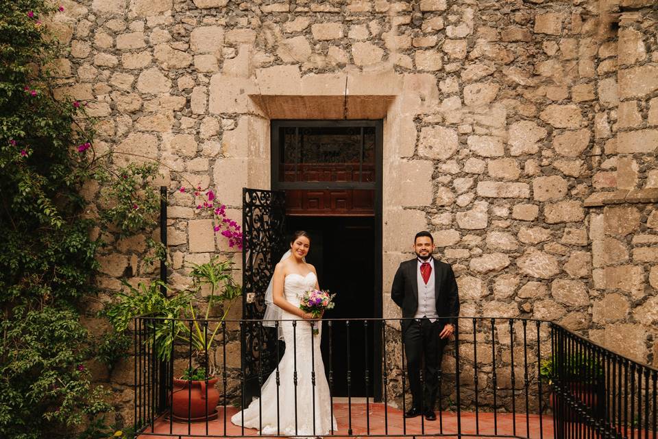 Pareja posando en la terraza