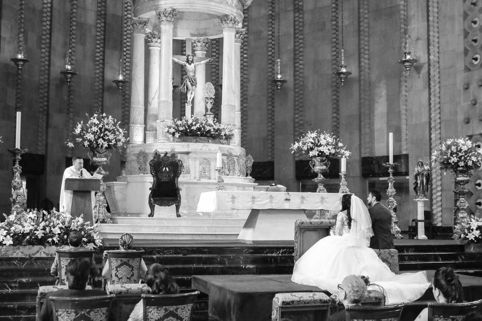 Novia en el altar de la iglesia