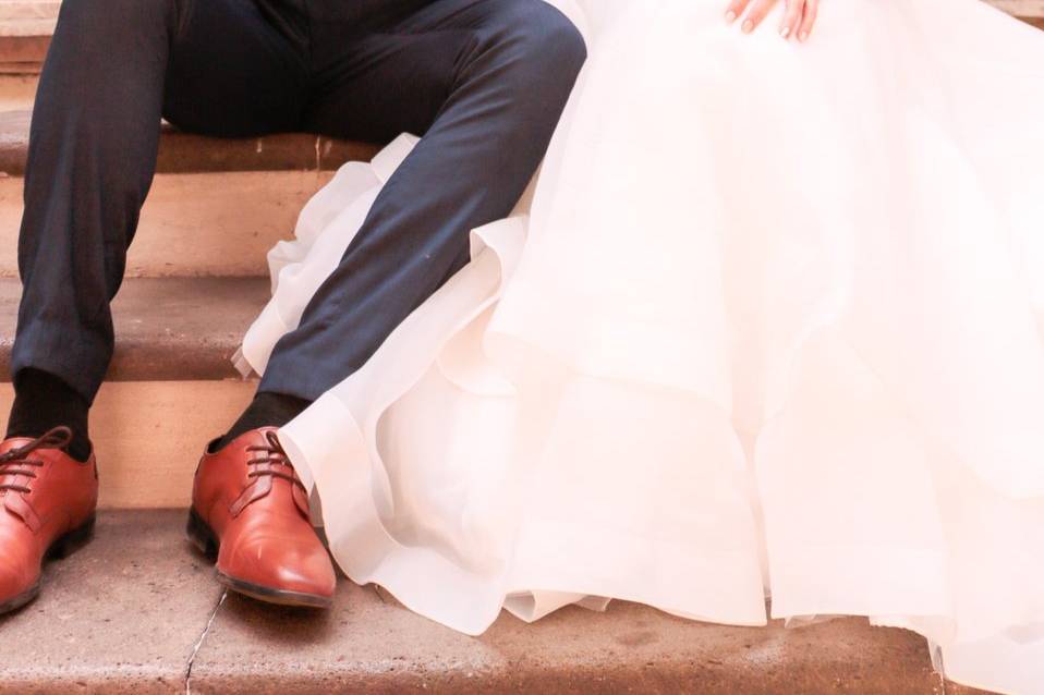 Novios sentados en las escaleras