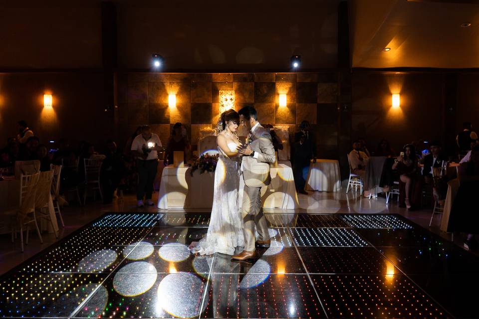 Novios bailando en la pista led