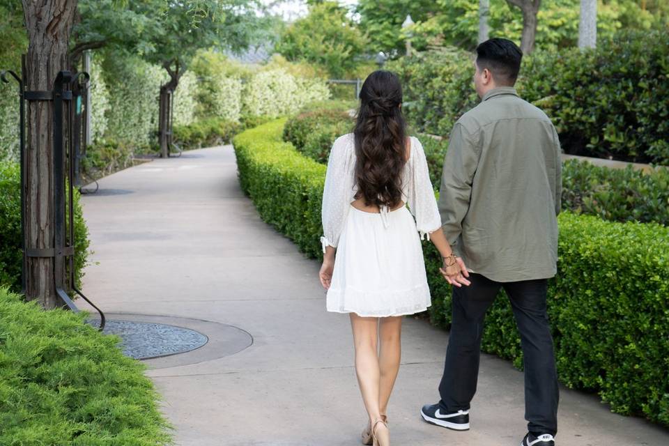 Pareja caminando por el parque