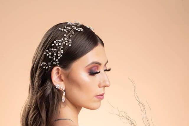Novia de perfil con cabello largo