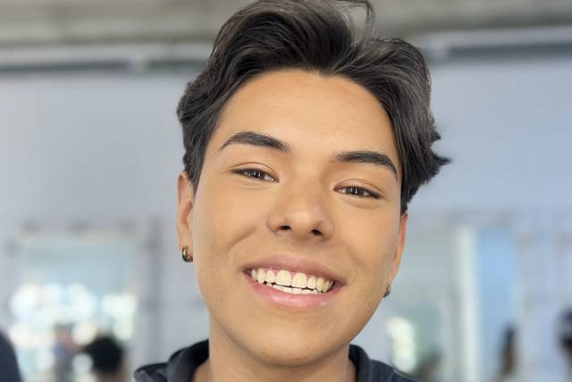 Retoque de maquillaje de hombre
