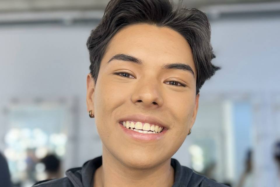 Retoque de maquillaje de hombre