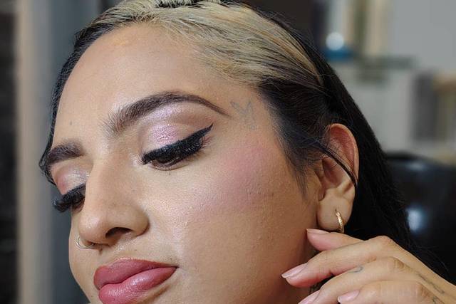 Maquillaje con delineado negro