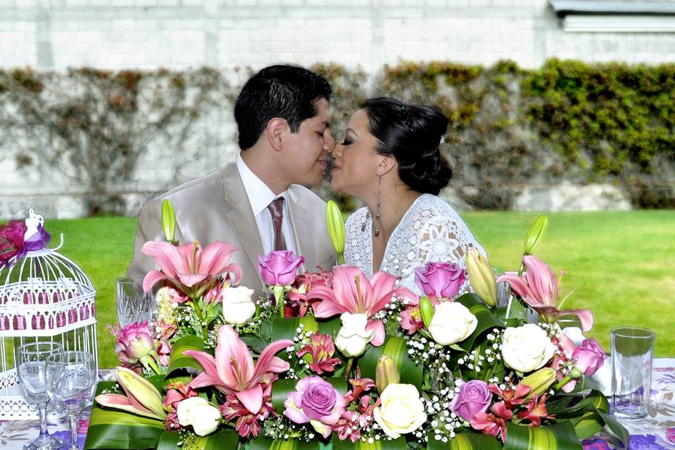 Los novios en su mesa