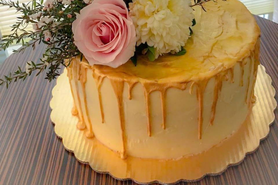 Drip cake con flores naturales