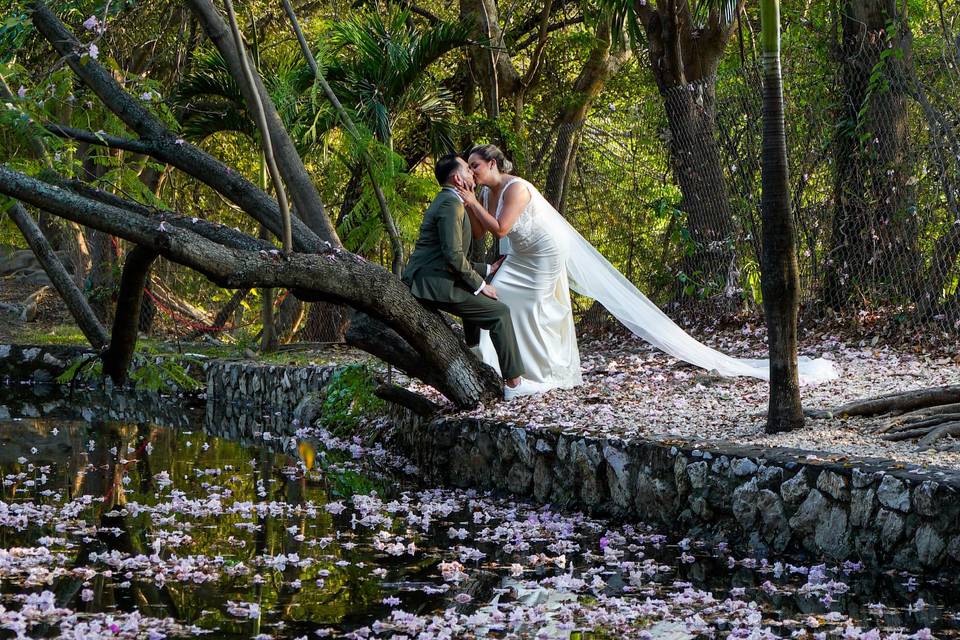 Pareja frente a un lago