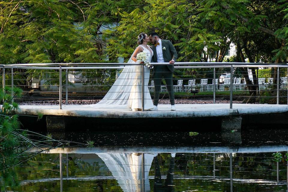 Pareja en un puente frente a un lago