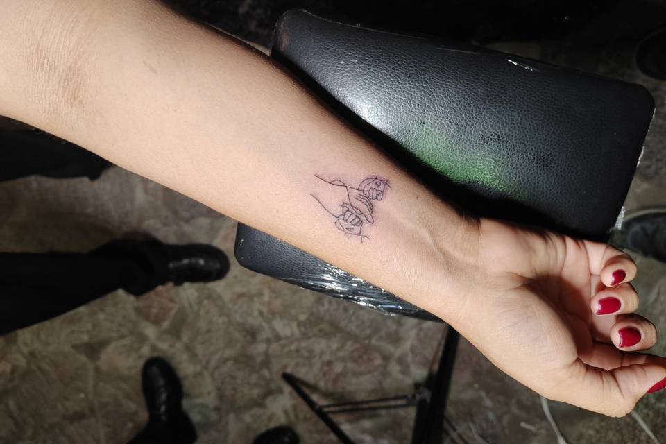 Tatuaje a invitados en el brazo