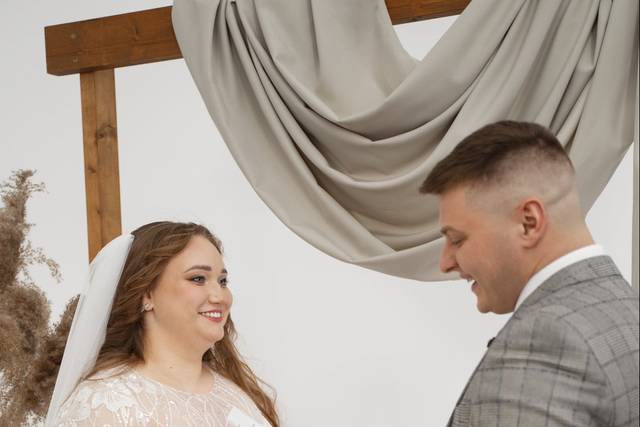 Novio leyendo sus votos