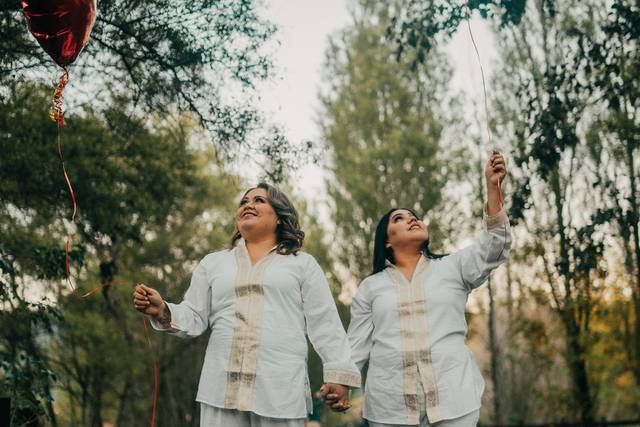 Novias con globos de helio