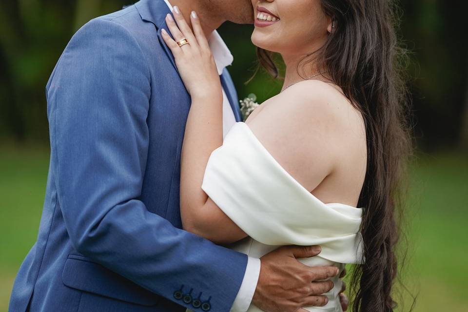 Pareja feliz posando en el jardín