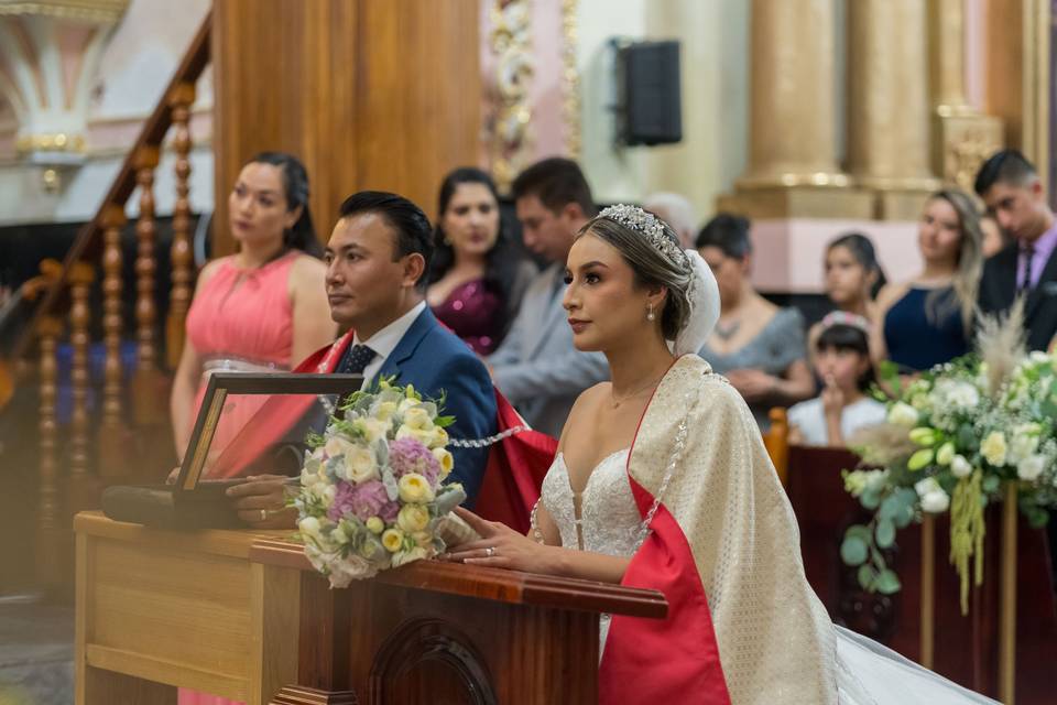 Novios hincados en el templo