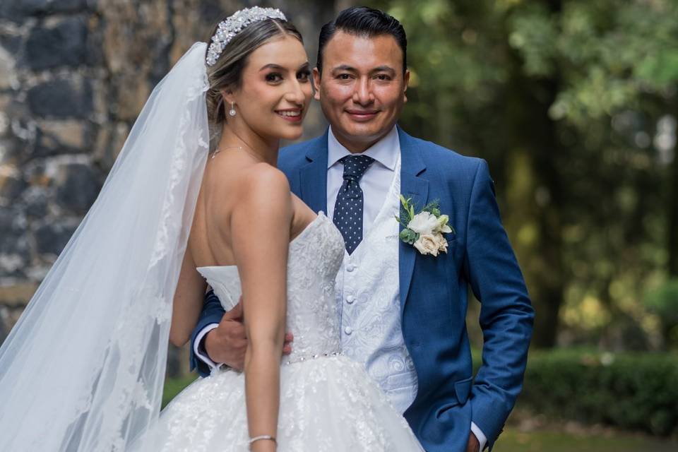 Novios posando en la calle