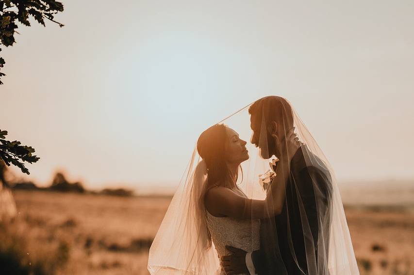 Pareja posando al atardecer