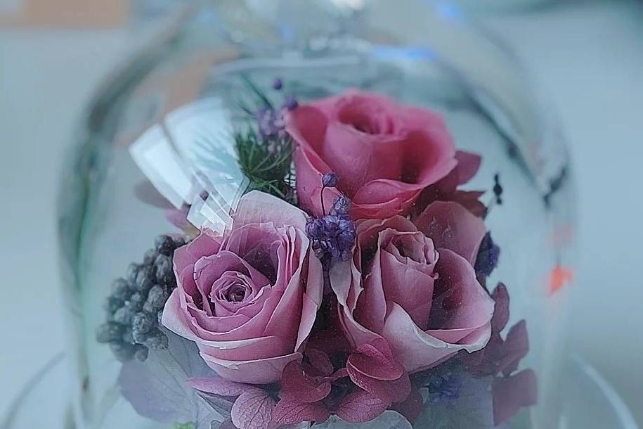 Rosas en un recipiente de cristal