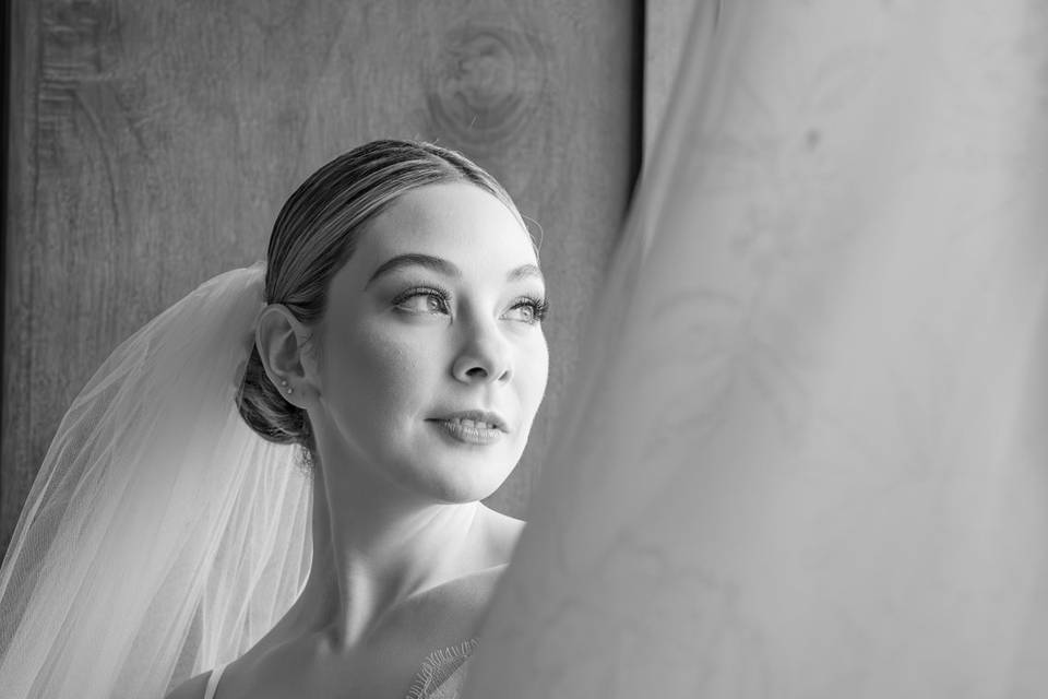 Novia sentada mirando por la ventana