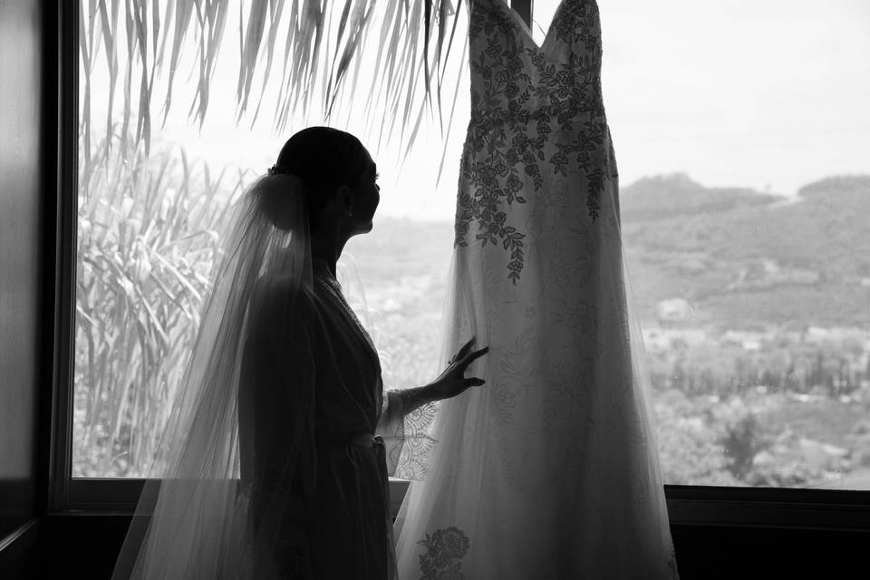 Vestido colgado en la ventana y novia
