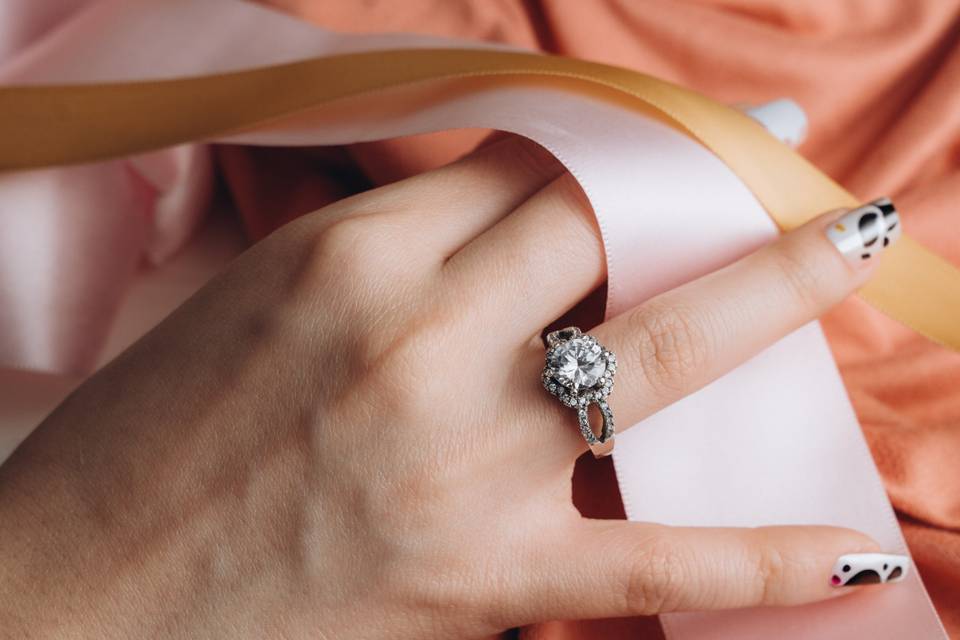 Mano de mujer con anillo