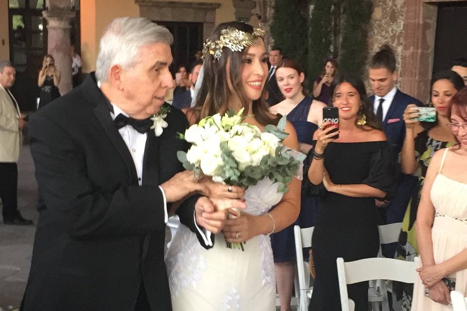 Novia entrando a la iglesia