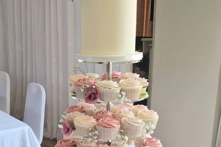 Pastel blanco en el top de los cupcakes