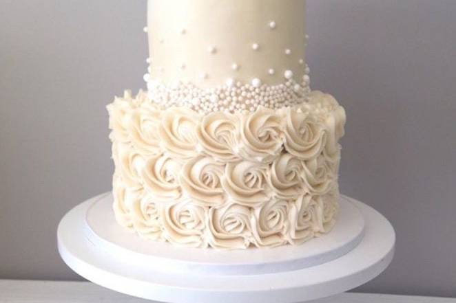 Pastel de dos pisos decorado con perlas