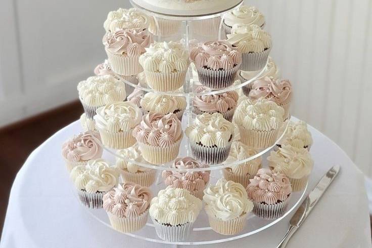 Pastel con cupcakes