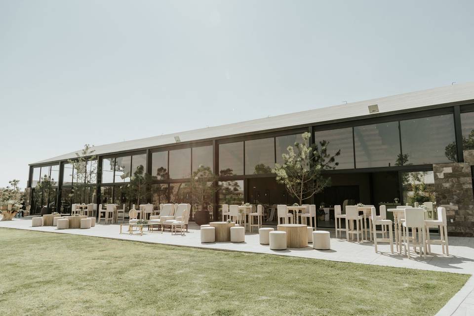 Cóctel con mobiliario