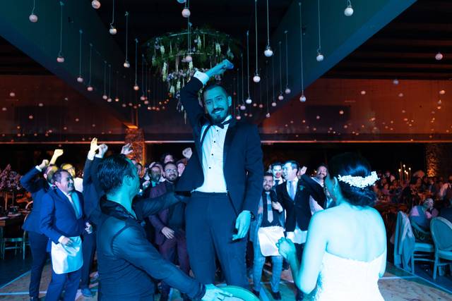 Novio aventando la liga de novia