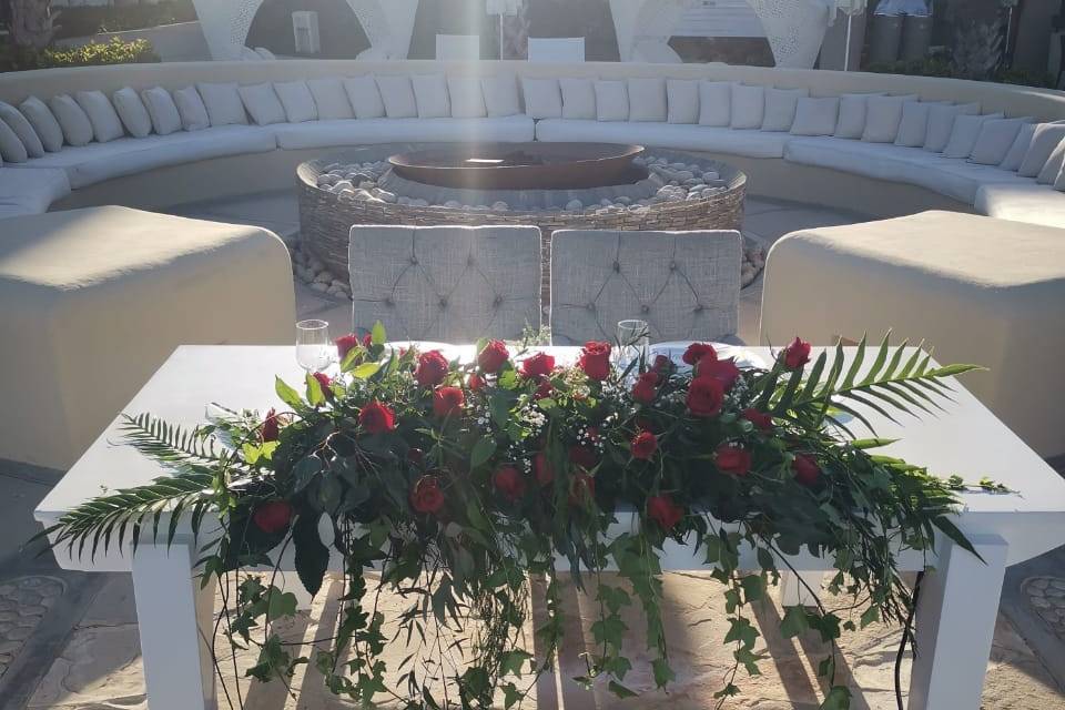 Mesa principal con rosas