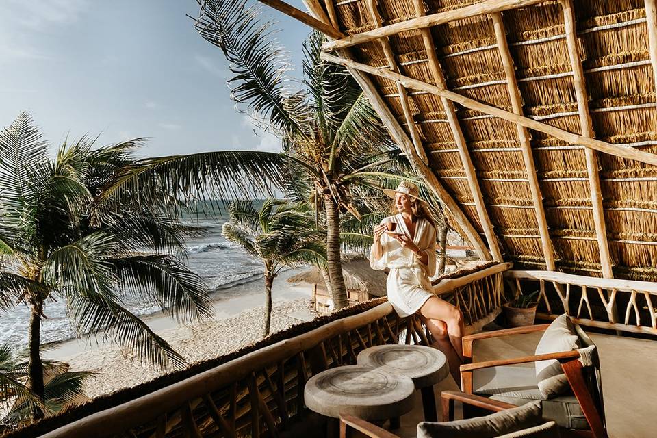 Mujer sentada viendo las vistas al mar