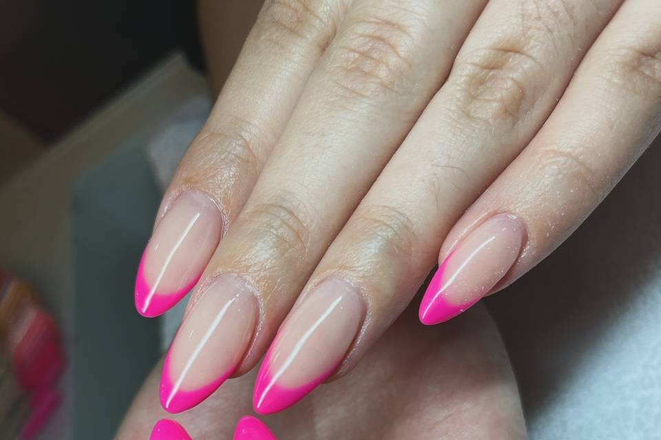 Uñas estilo francesa rosa