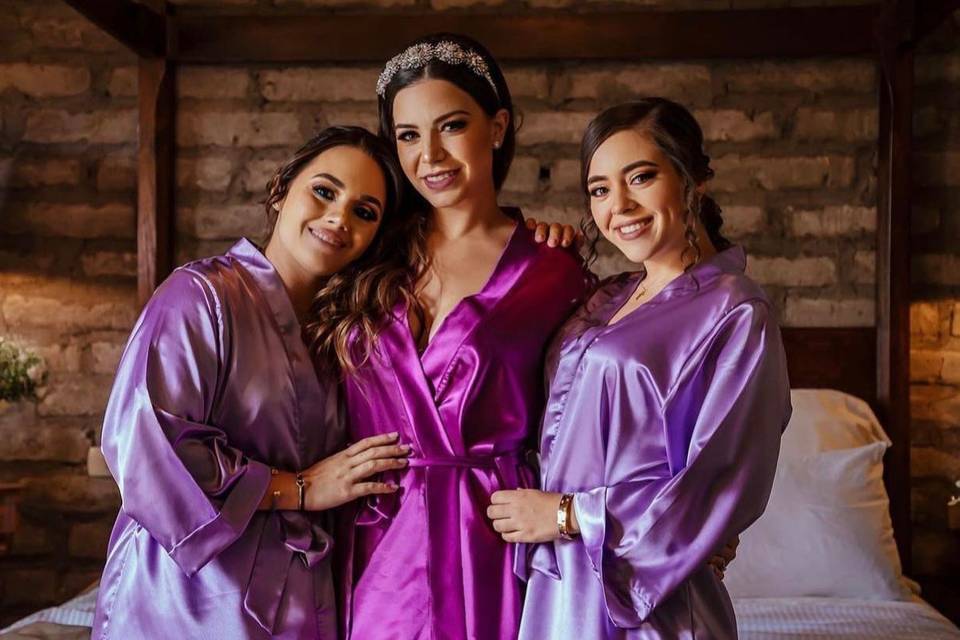 Novia y amigas en batas moradas