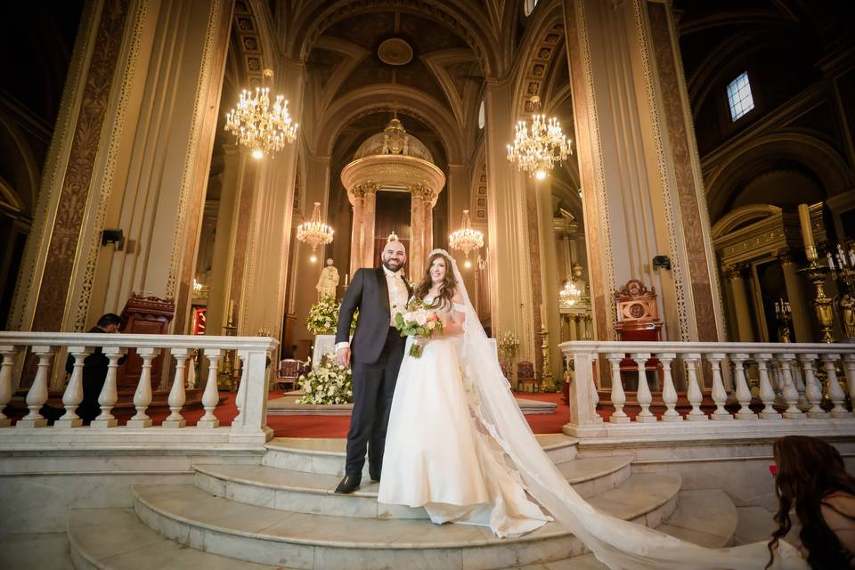 Pareja posando en la iglesia