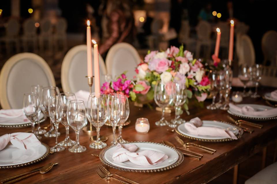 Mesa con copas de cristal y platos blancos