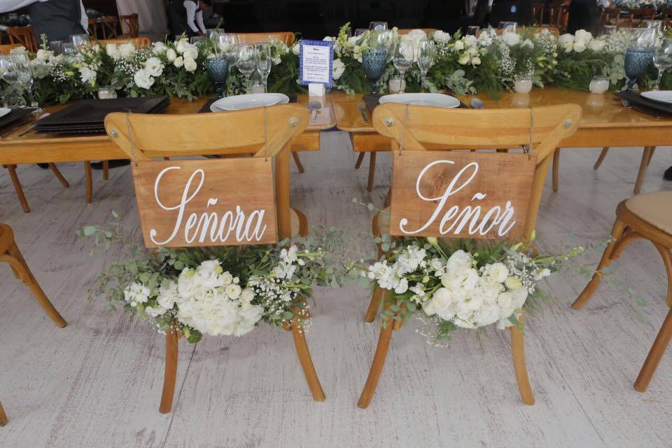 Sillas de novios decoradas con flores blancas