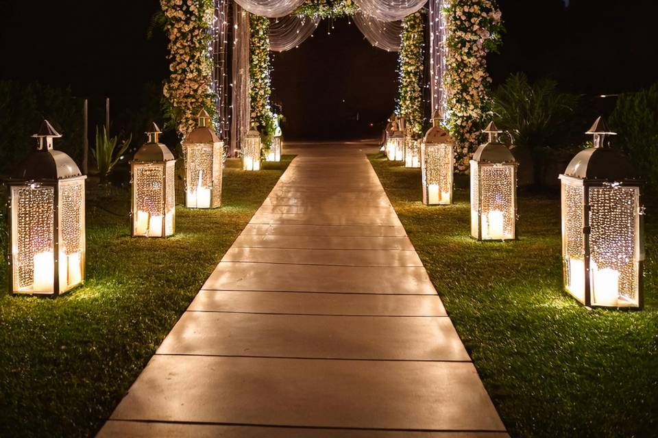 Gazebo de flores y velas