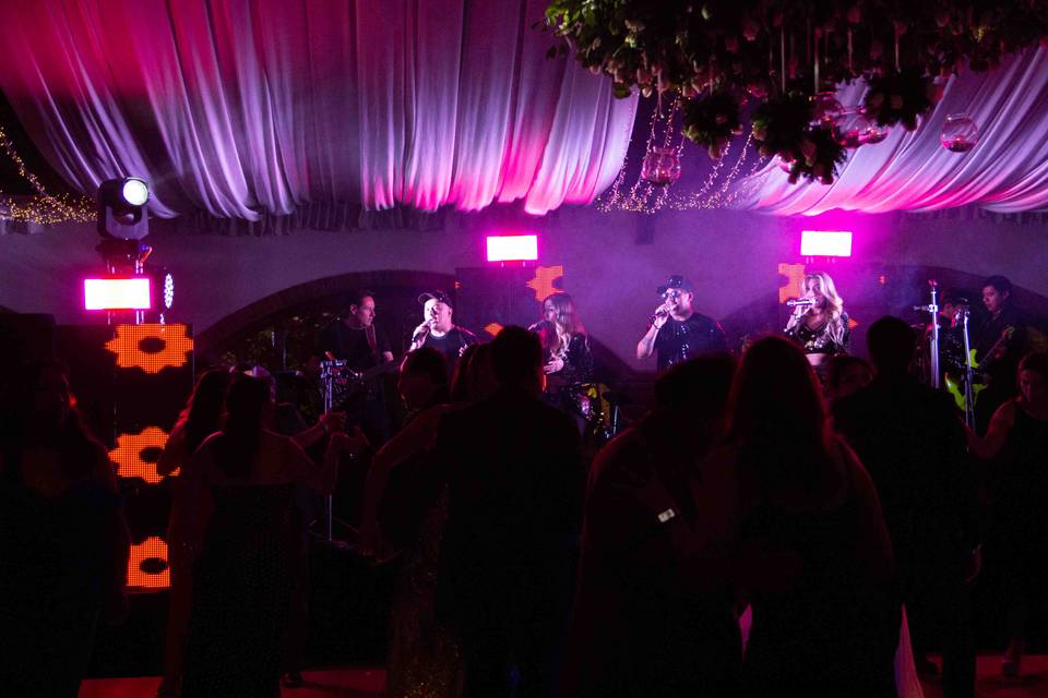 Axis Live, Show En Vivo