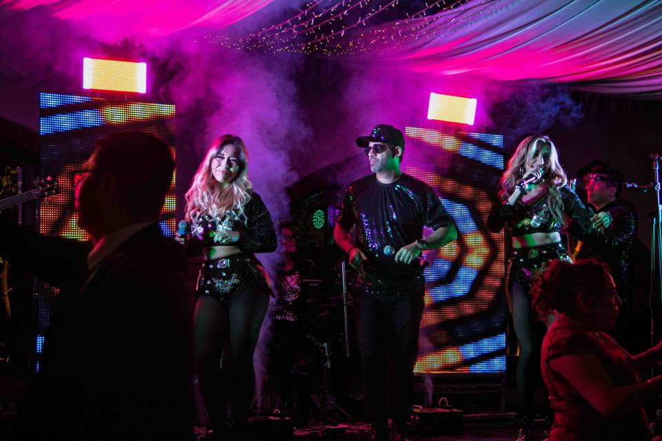 4 cantantes en escena