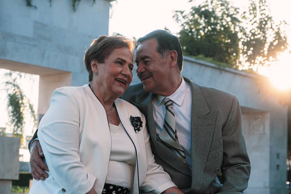 Pareja sonriendo