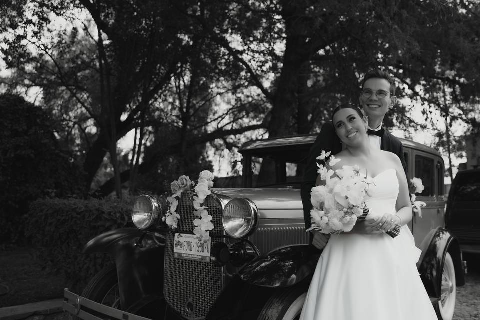 Novios con carro antiguo
