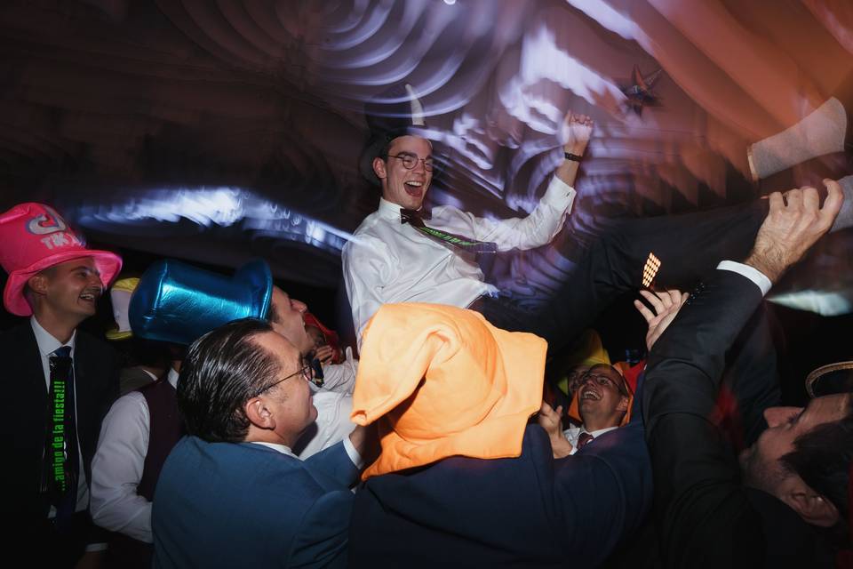 Novio festejando