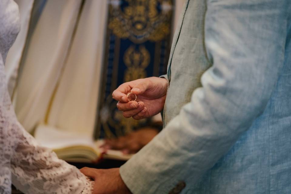 Presentando el anillo de boda
