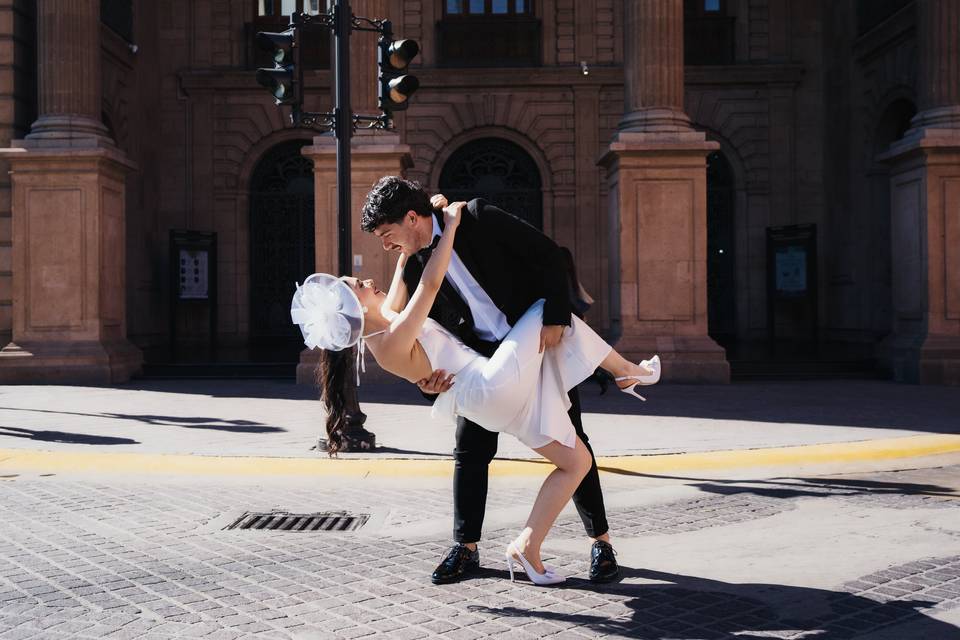 Novio inclinando a novia