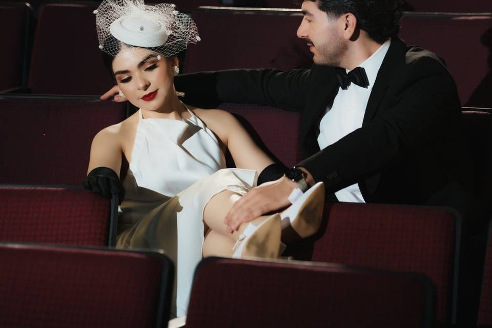 Novios coqueteando