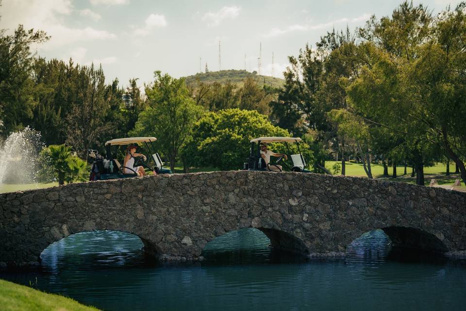 Novios en carros de golf