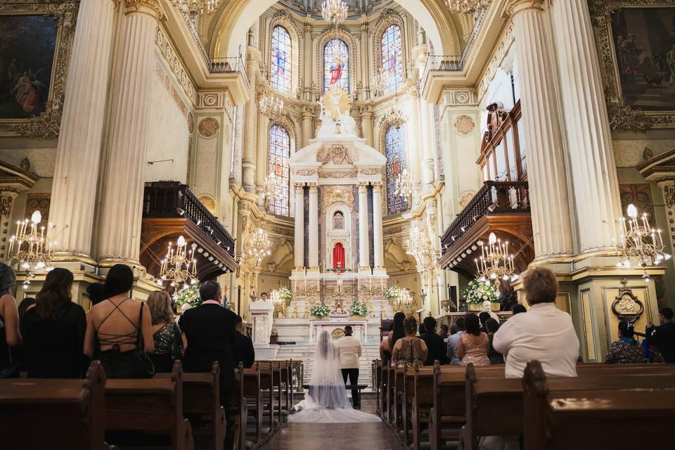 Novios en iglesia